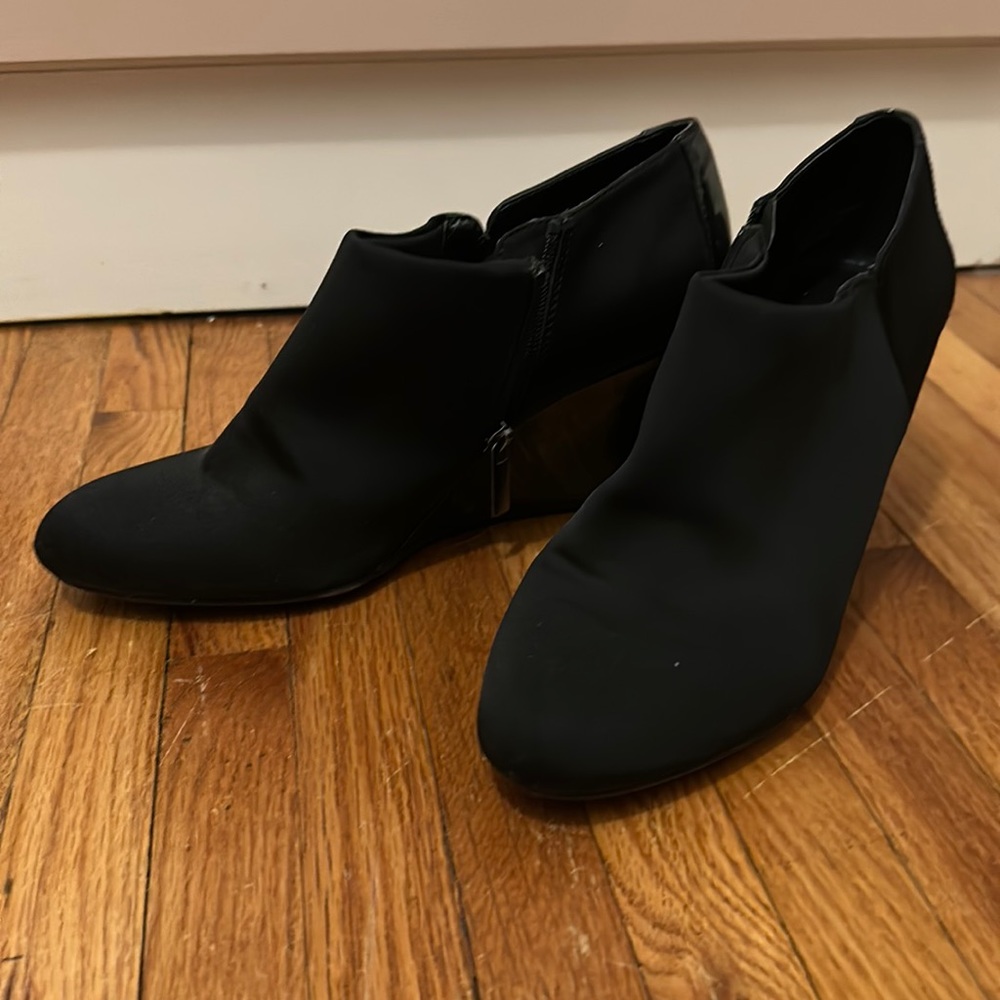 Bandolino wedge zip booties